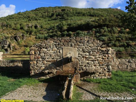 Fuente en el parque de Porto de Sanabria, Zamora - Porto de Sanabria, Zamora, Castilla y Len